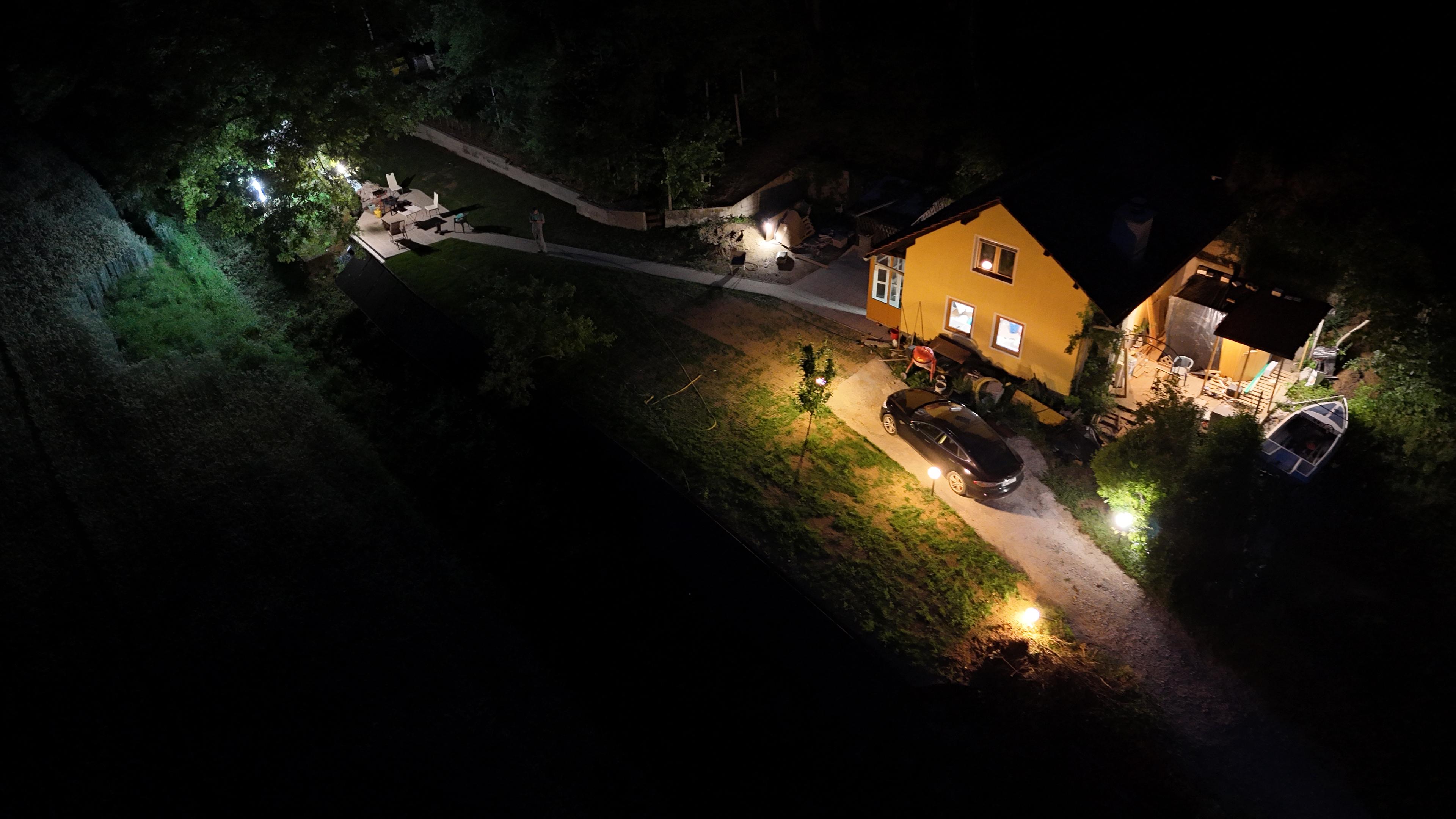 Hišica pri orehu nighttime view